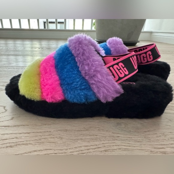 UGG Fluff Yeah Logo Slides size 7 - Picture 8 of 10